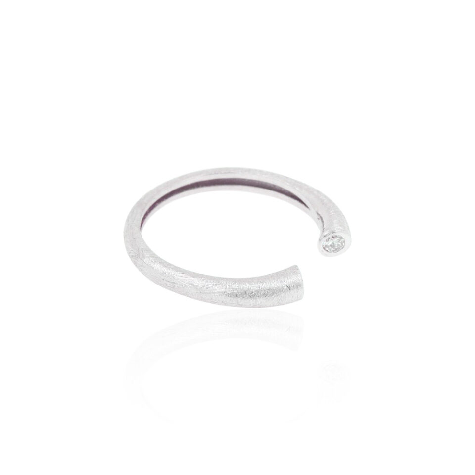 anello tubolare in oro bianco con diamanti alle estremità