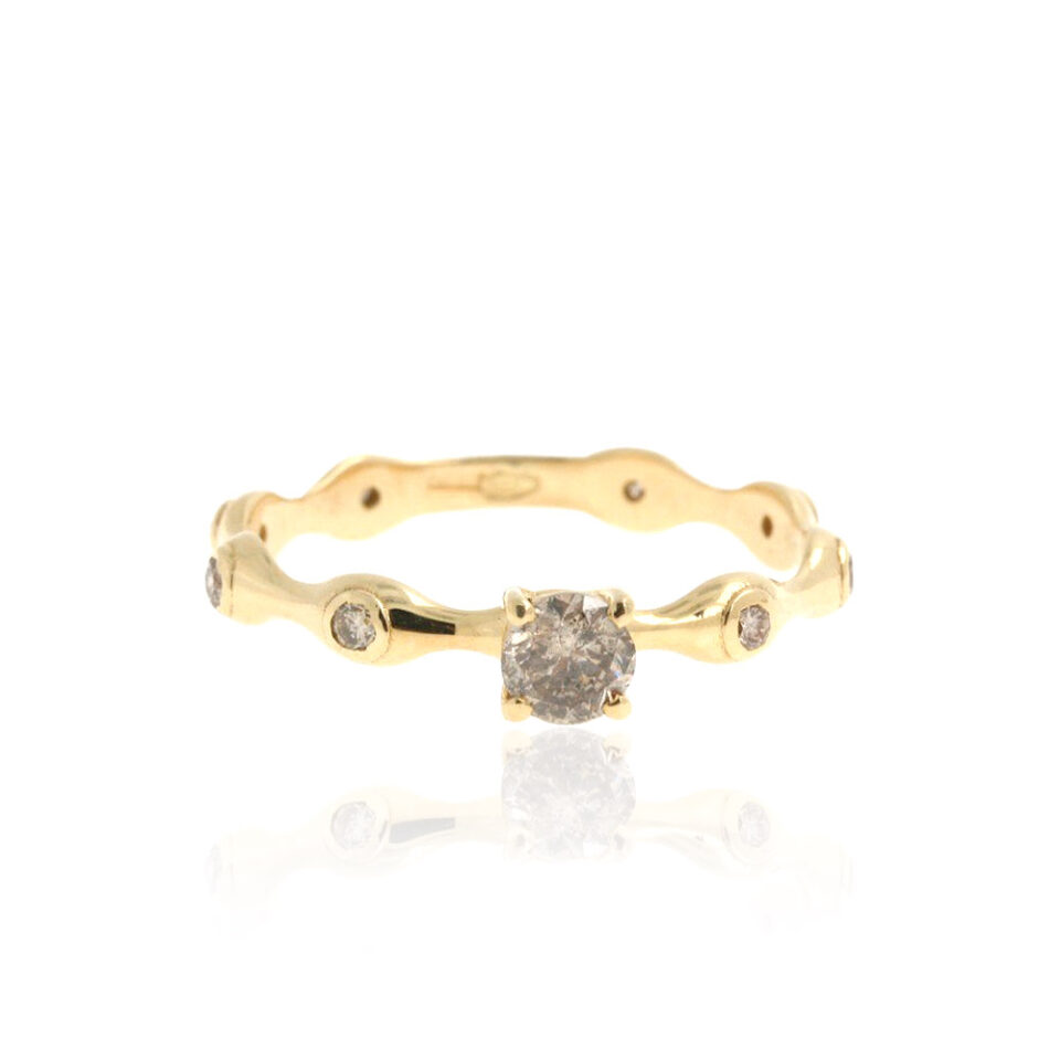 anello oro 18 kt con diamante centrale e diamanti lungo il gambo