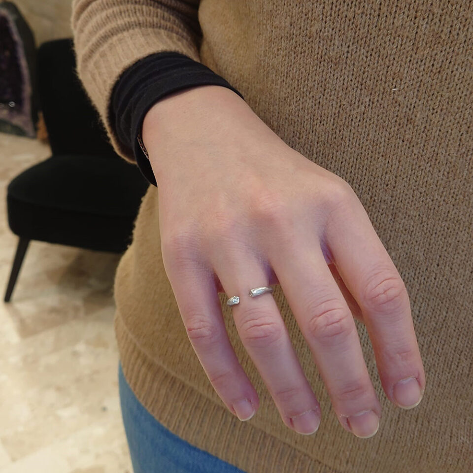 anello in oro bianco aperto