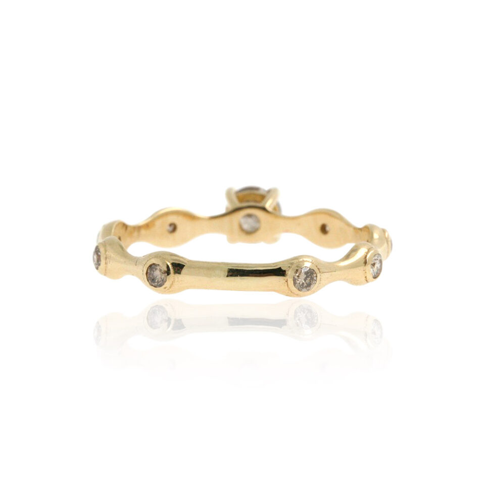 anello con gambo ondulato e diamanti brown, più un diamante brown centrale