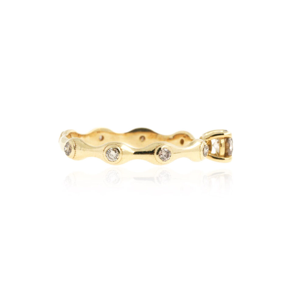 Anello solitario in oro giallo arricchito da diamanti brown sul gambo e al centro