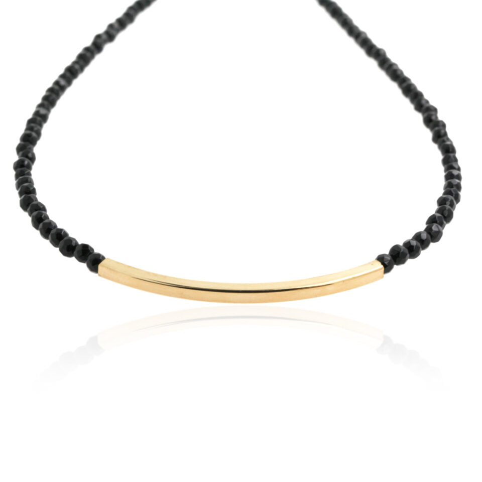 centrale in argento dorato su collana in perle di onice nero