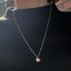 Ciondolo Cuore in Oro Bianco Personalizzabile indossata