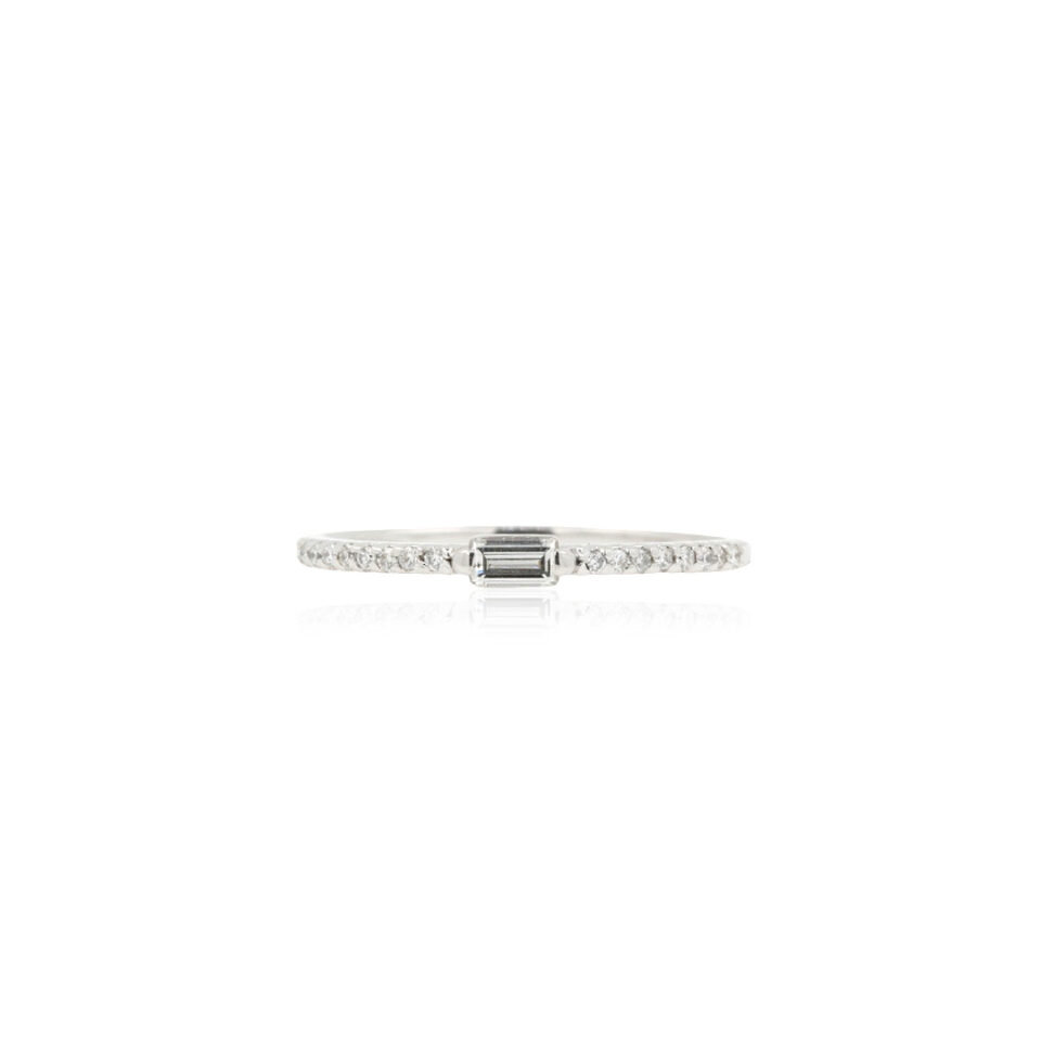 anello in oro bianco e diamanti con diamante centrale taglio baguette e diamanti laterali taglio brillante