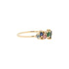 Anello in oro e pietre preziose visto laterlamente