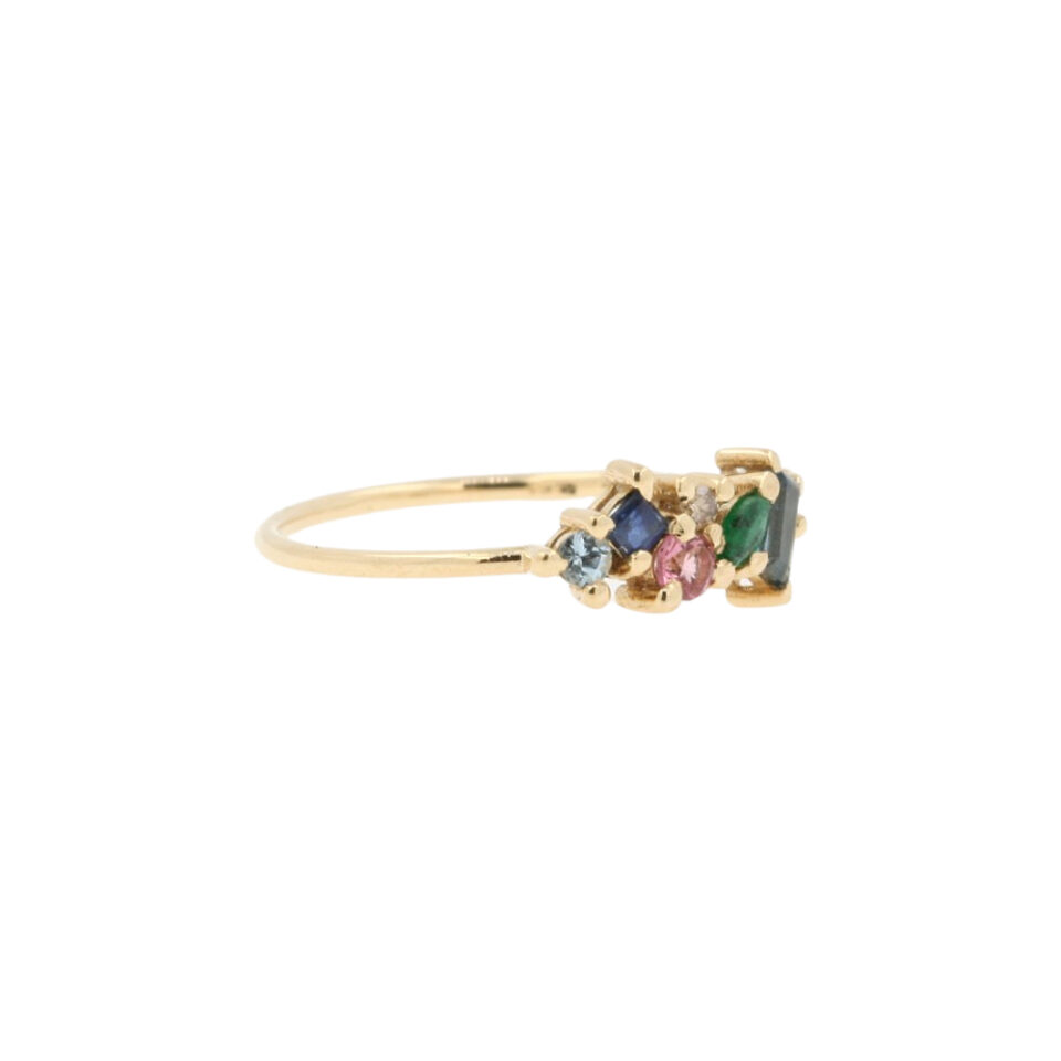Anello in oro e pietre preziose visto laterlamente