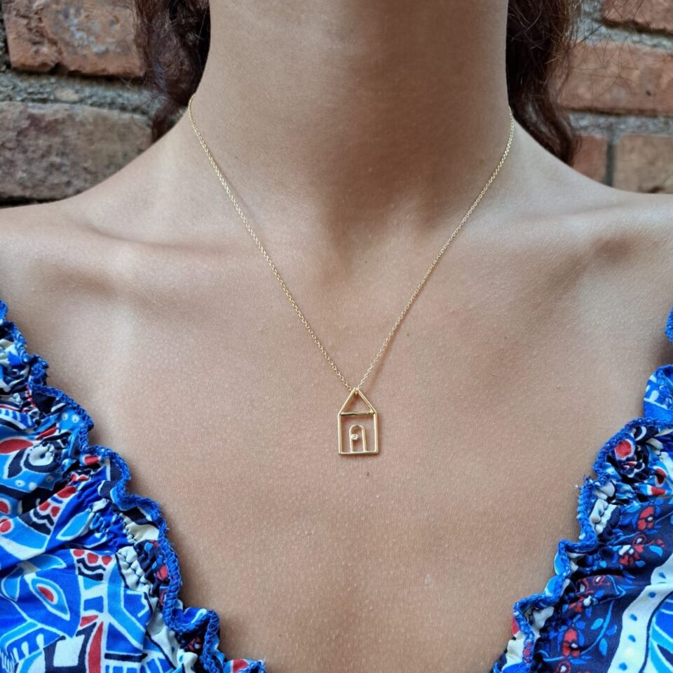 immagine della collana con casetta in argento indossata