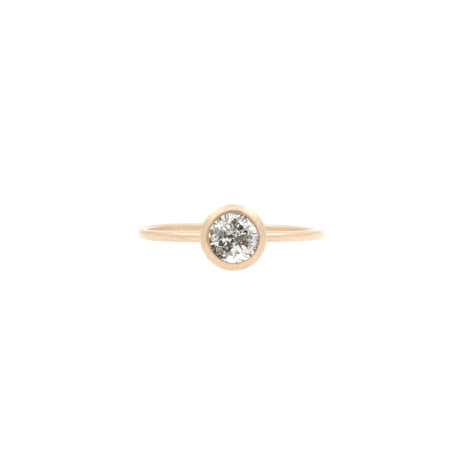 anello solitario minimale in oro bianco naturale e diamante grigio
