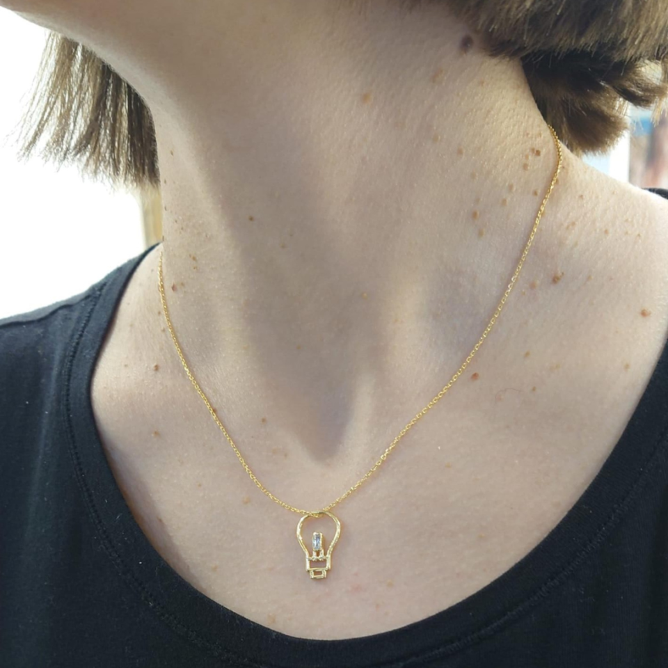 collana girocollo in argento dorato con pendente a forma di lampadina