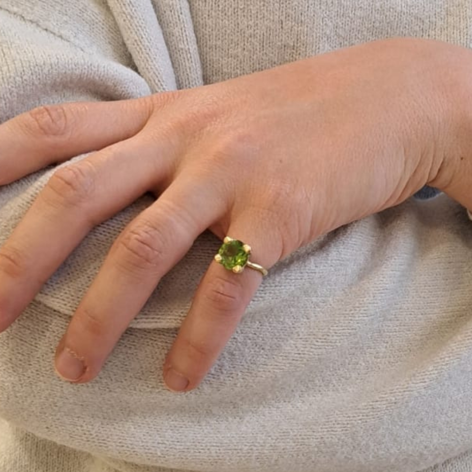 anello con peridoto naturale fatto a mano in oro giallo