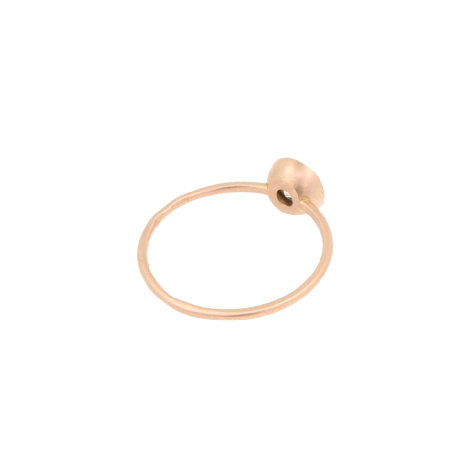 anello in oro rosa satinato con diamante brown visto lateralmente
