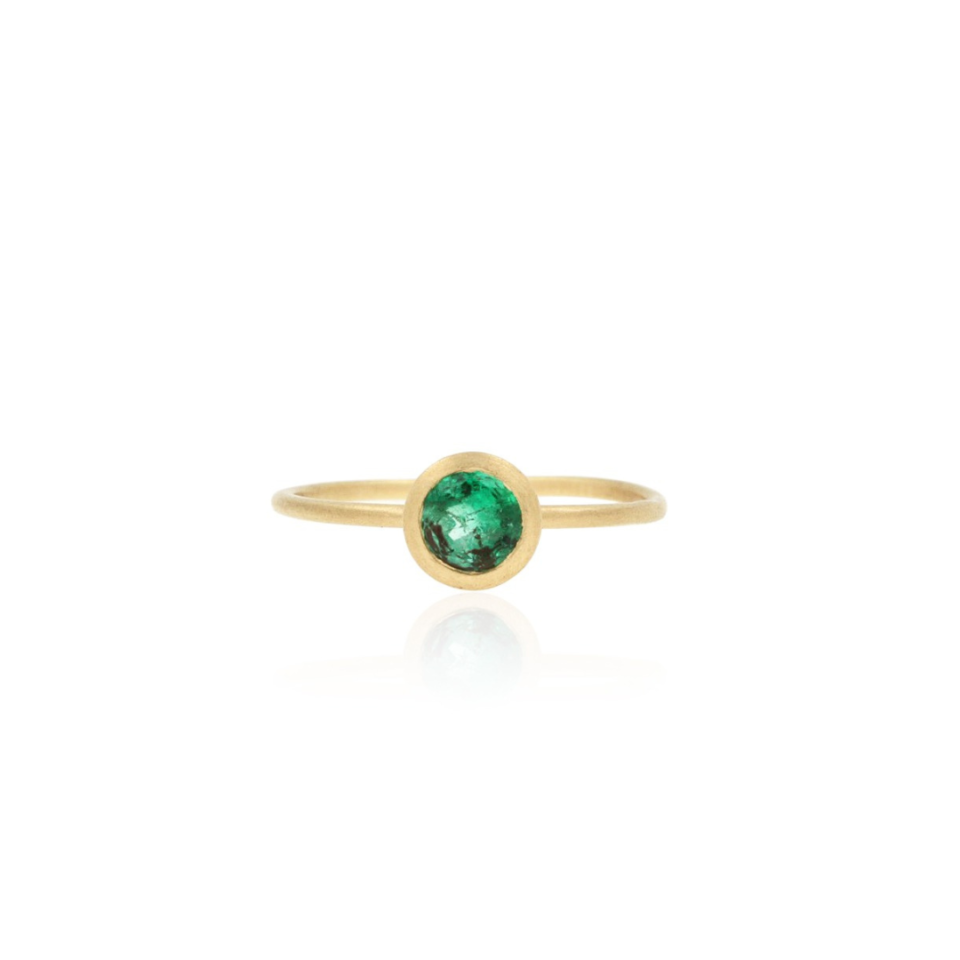 anello solitario minimale in oro giallo satinato e smeraldo colombiano