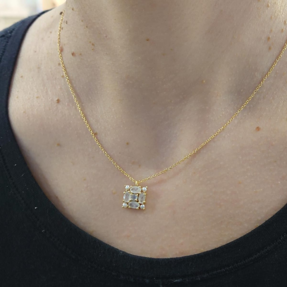 collana con pietre e perle indossata