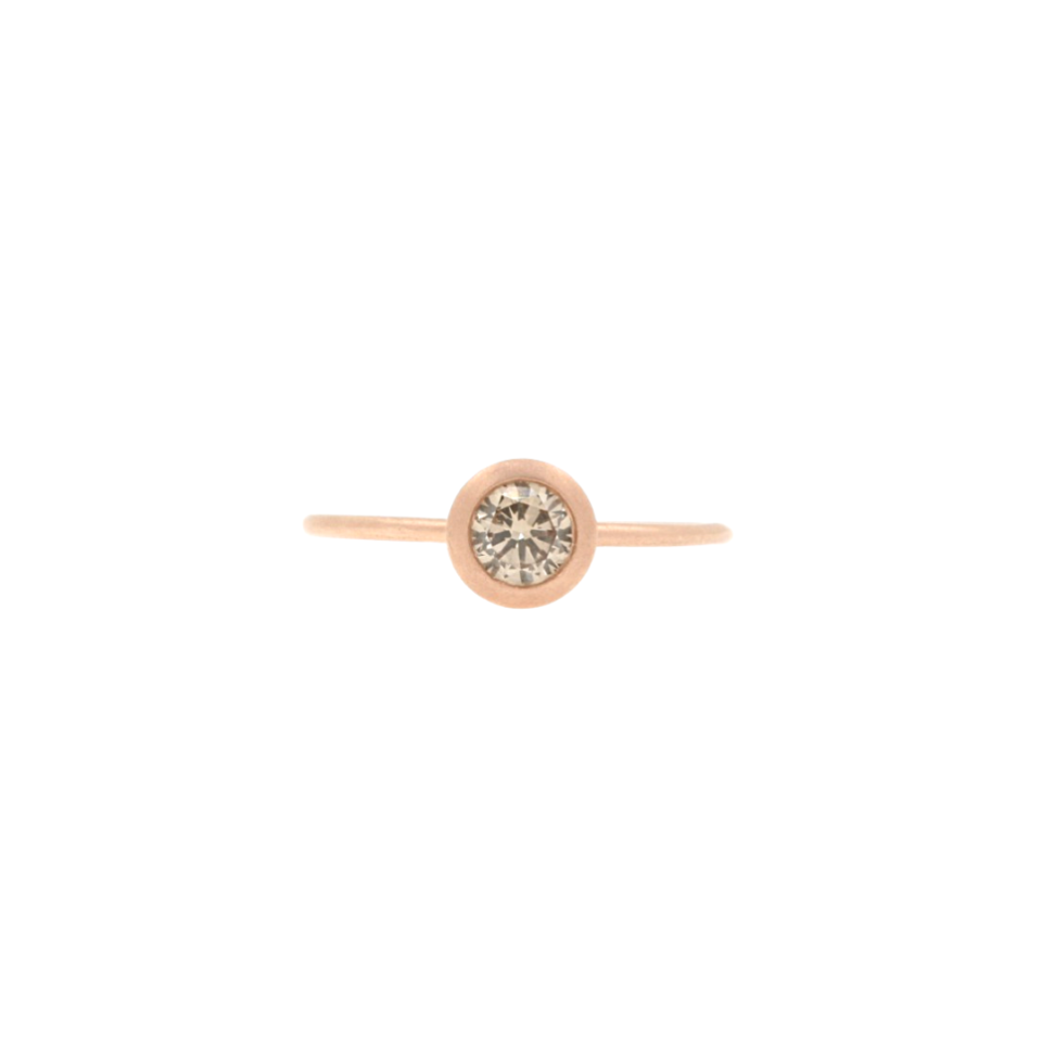 anello solitario minimale in oro rosa satinato e diamante brown