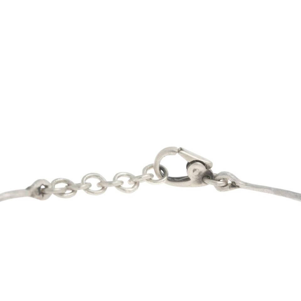 chiusura del bracciale infinito con moschettone e anellini