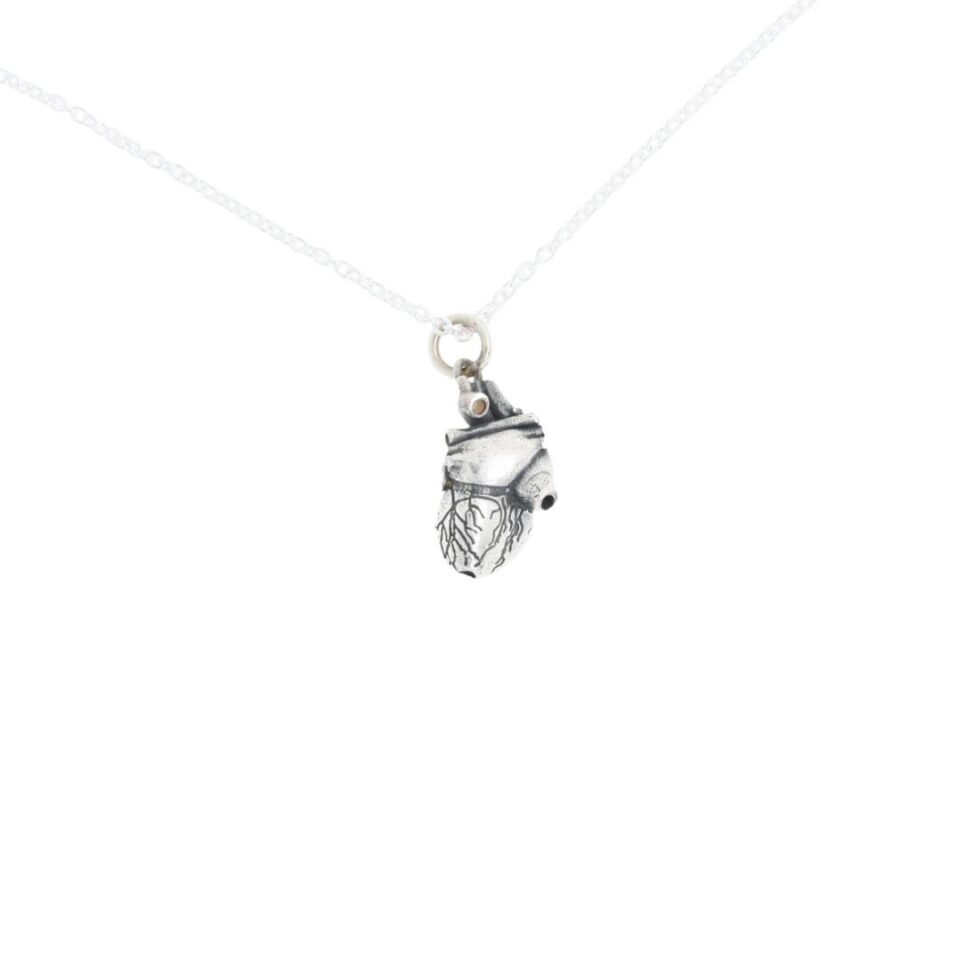 collana con ciondolo in argento a cuore anatomico