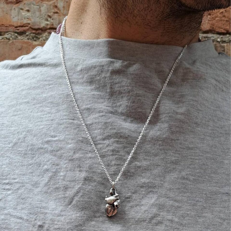 collana di diverse lunghezze con ciondolo a forma di cuore anatomico