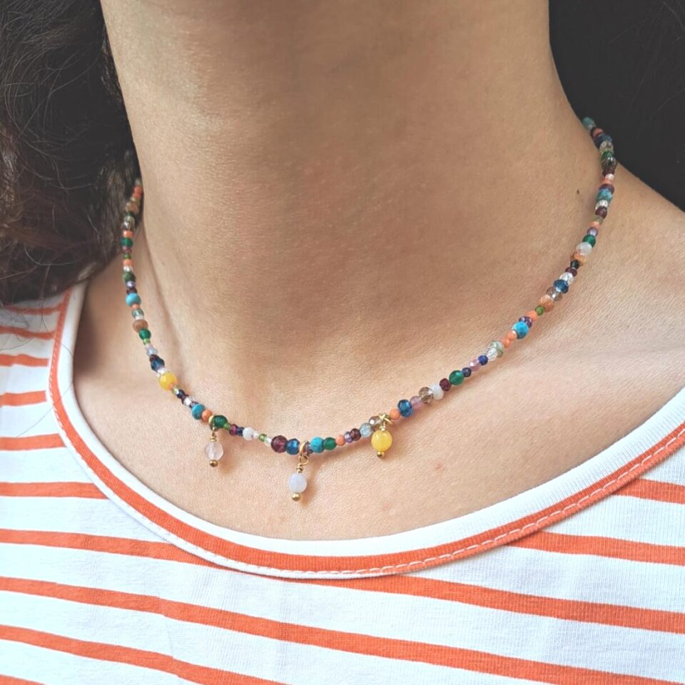collana indossata fatta a mano con pietre e dettagli in argento dorato