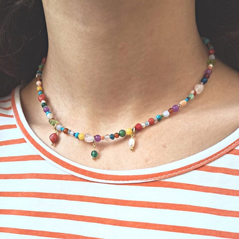 collana indossata fatta a mano con pietre e argento dorato