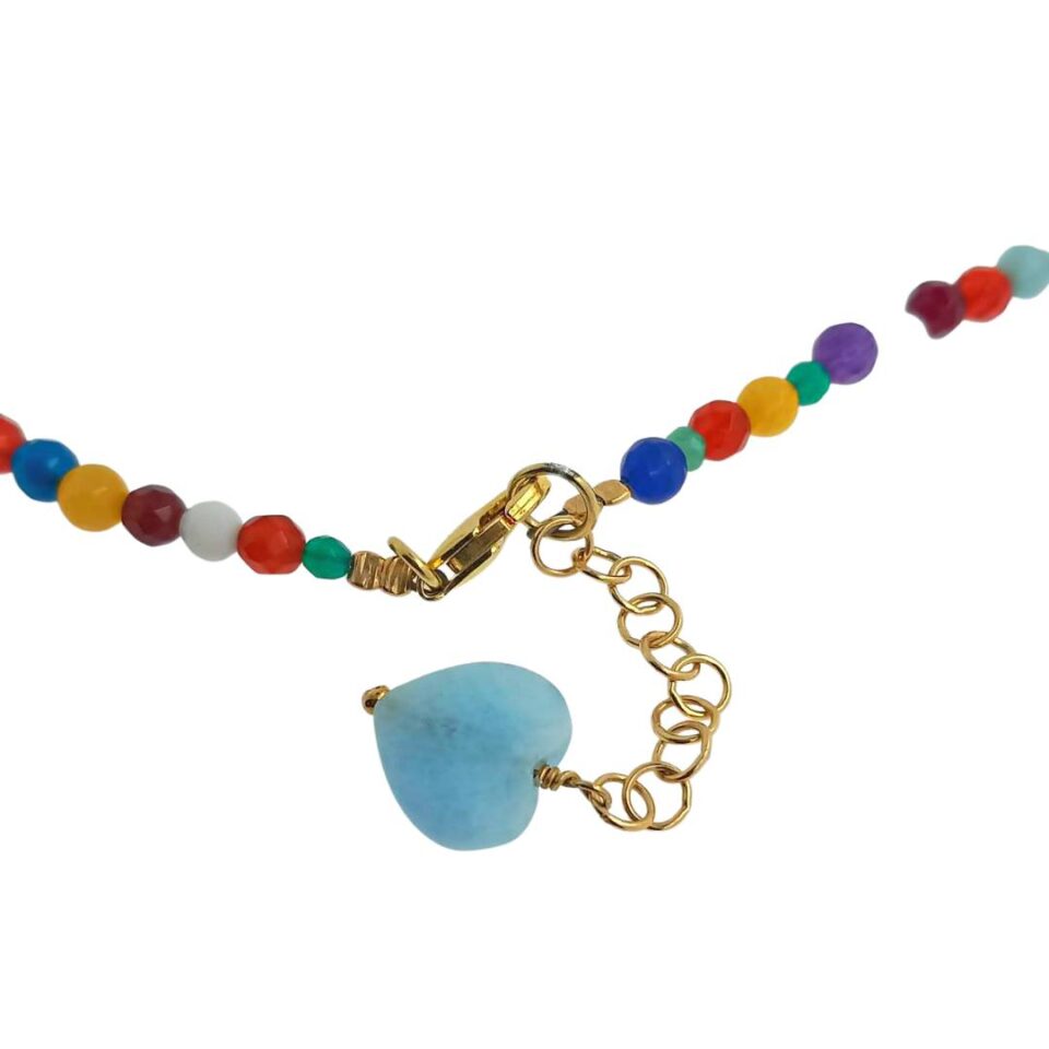 chiusura della collana di pietre colorate con cuore celeste