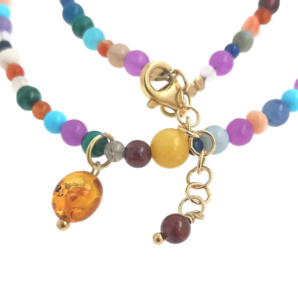 chiusura in argento dorato della collana in pietre colorate
