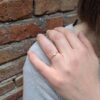 solitario minimal con diamante baguette indossato