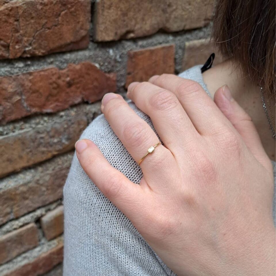 solitario minimal con diamante baguette indossato