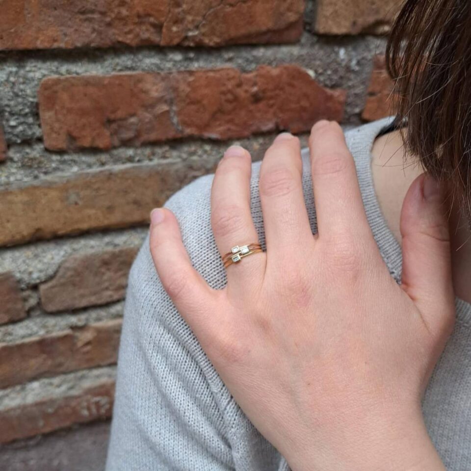 tre solitari con diamante baguette realizzati in 3d