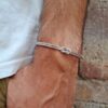 Bracciale Nodo Piano In Argento indossato uomo