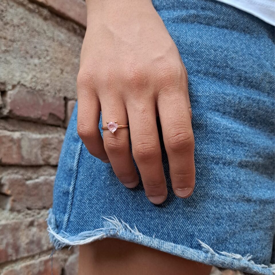 anello in oro rosa con cuore in zaffiro rosa