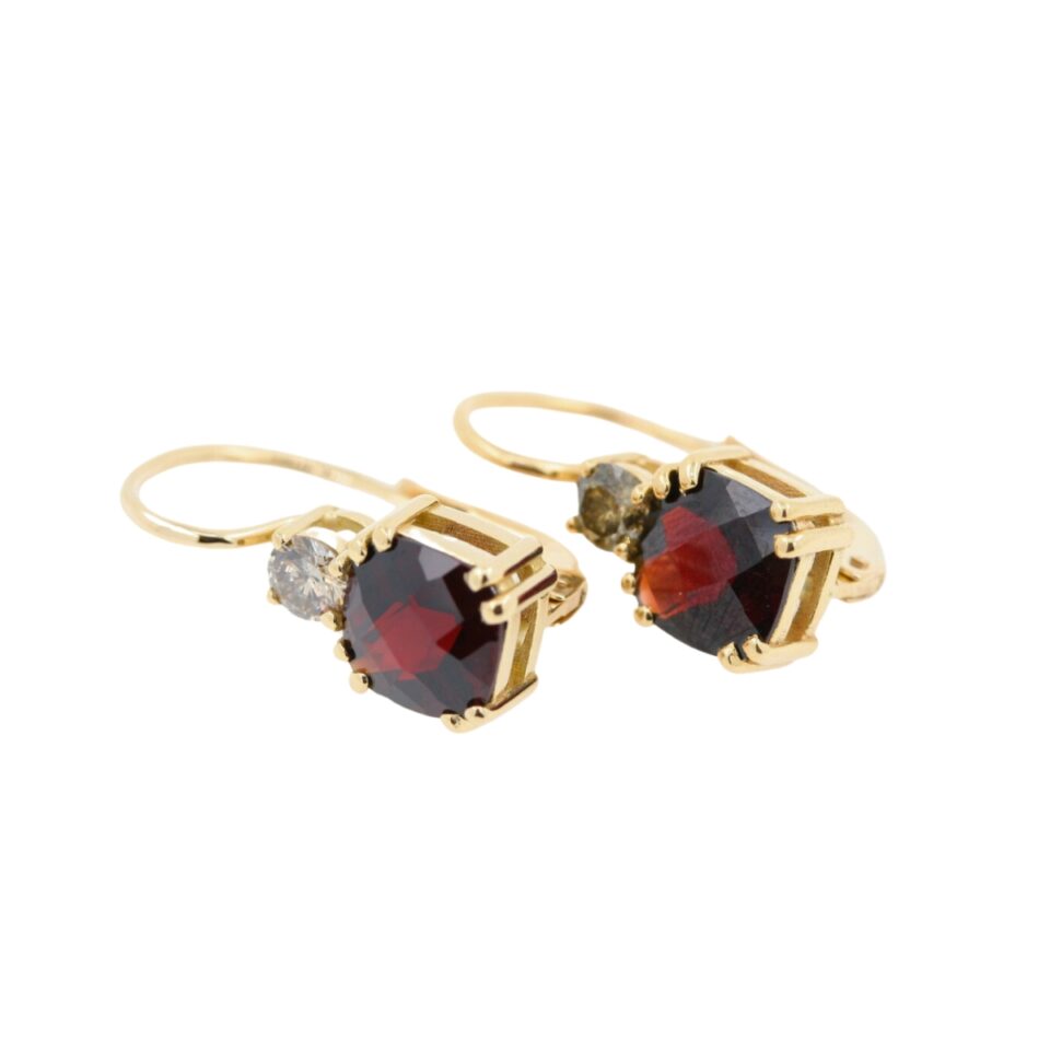 orecchini in oro giallo con pietre rosse