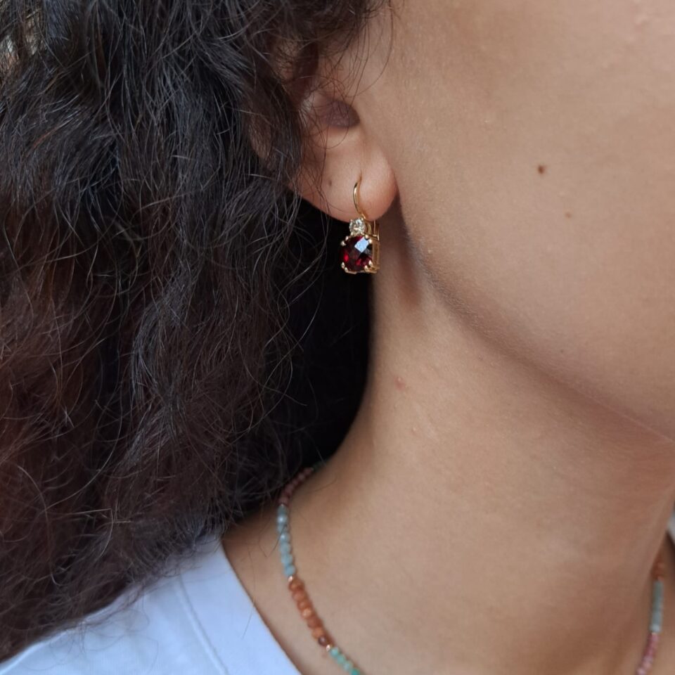 orecchini con pietre rosse in granato e diamante brown