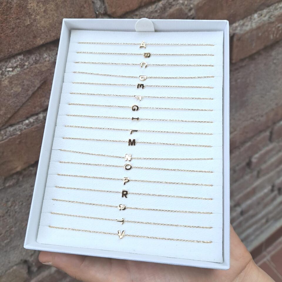 bracciali a catena in oro giallo con iniziale centrale