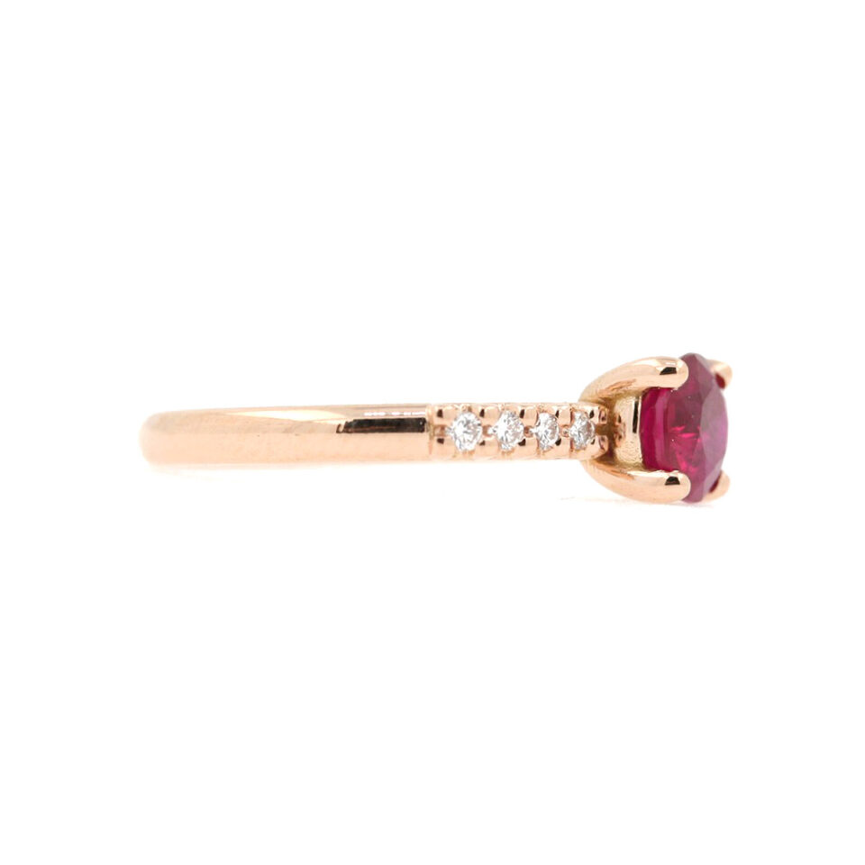 anello con rubino e diamanti in oro rosa