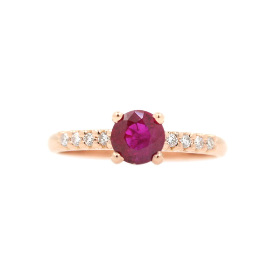 anello in oro rosa con rubino e diamanti sul gambo