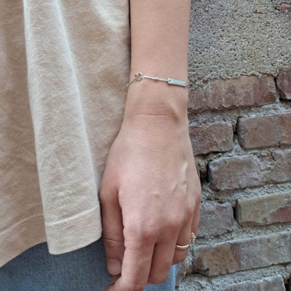 bracciale personalizzabile in argento da donna indossato