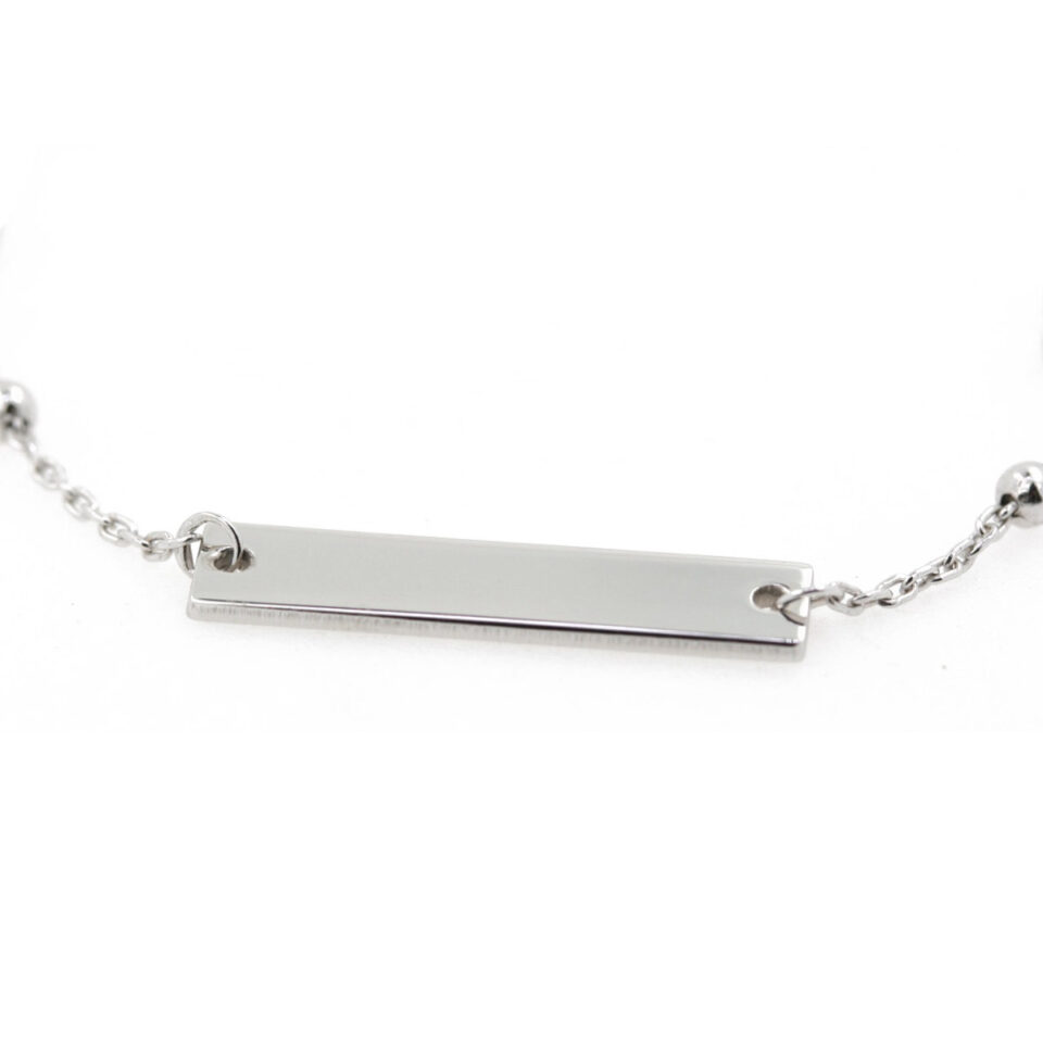 dettaglio della piastrina in argento del bracciale da incidere