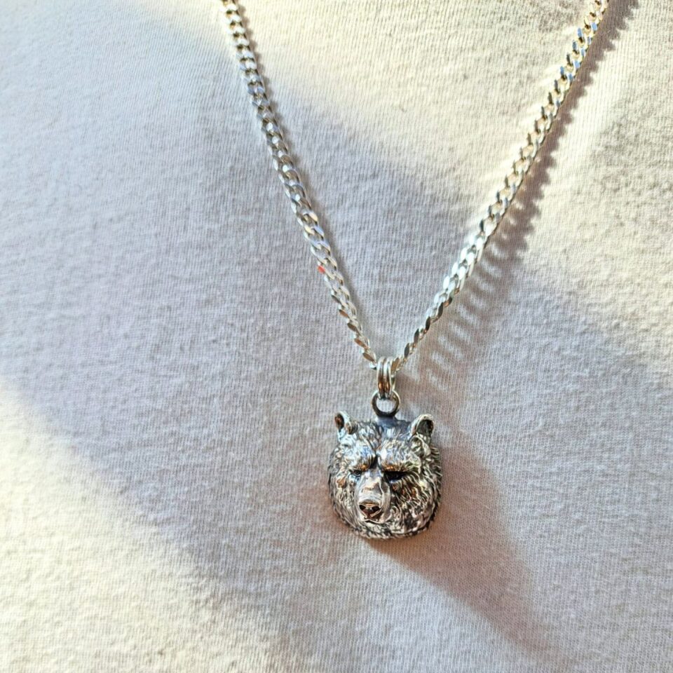 collana con ciondolo a forma di testa di orso