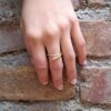 anello serpente in argento dorato indossato