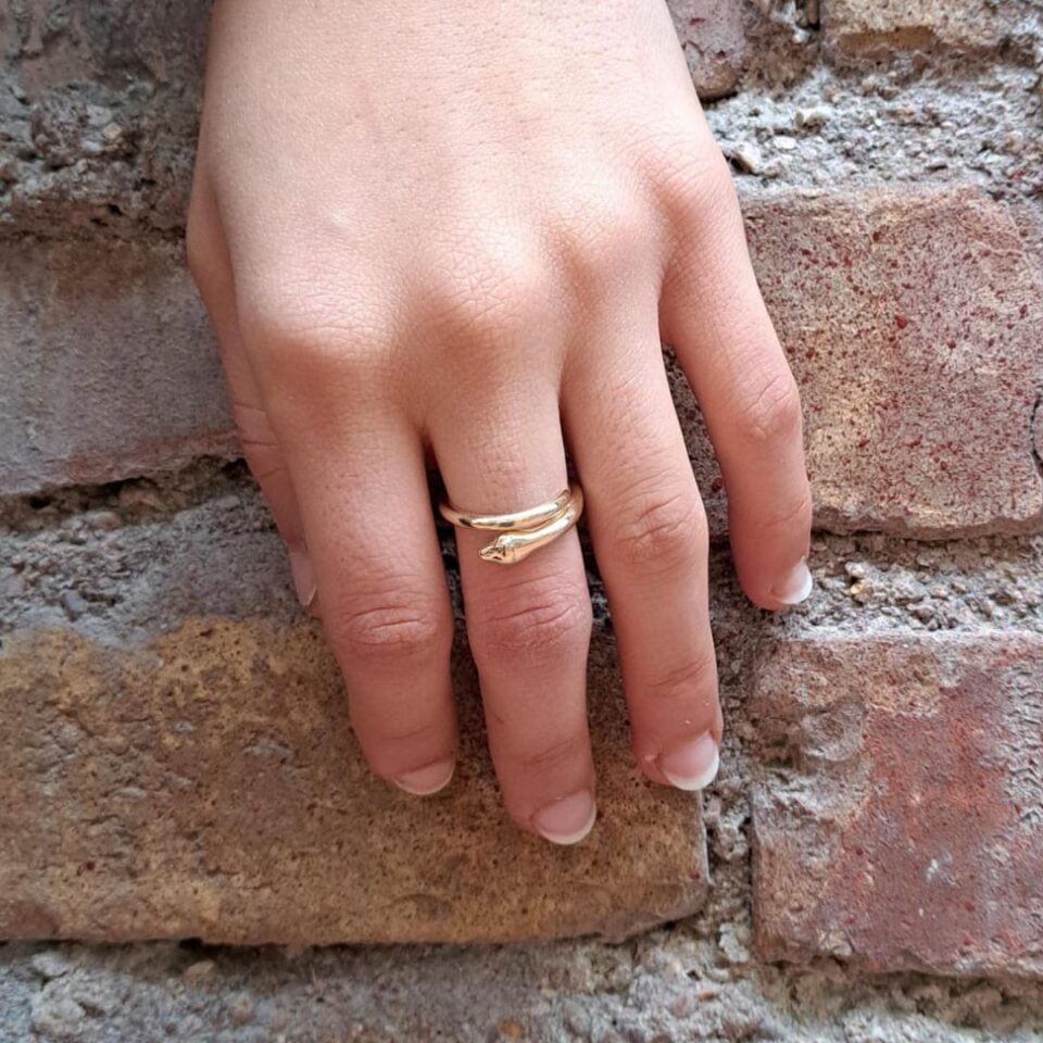 anello serpente in argento dorato indossato