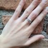 anello serpente in argento rodiato indossato
