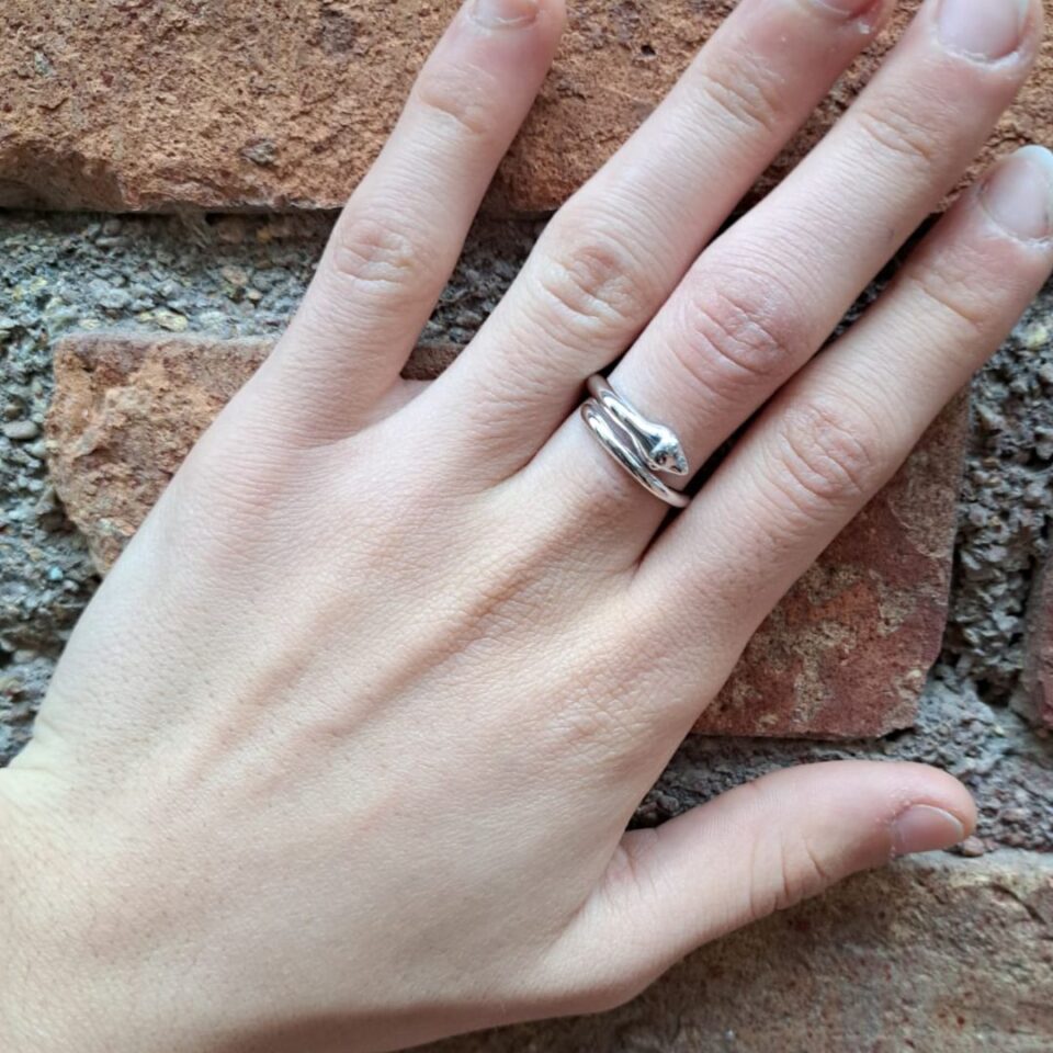 anello serpente in argento rodiato indossato