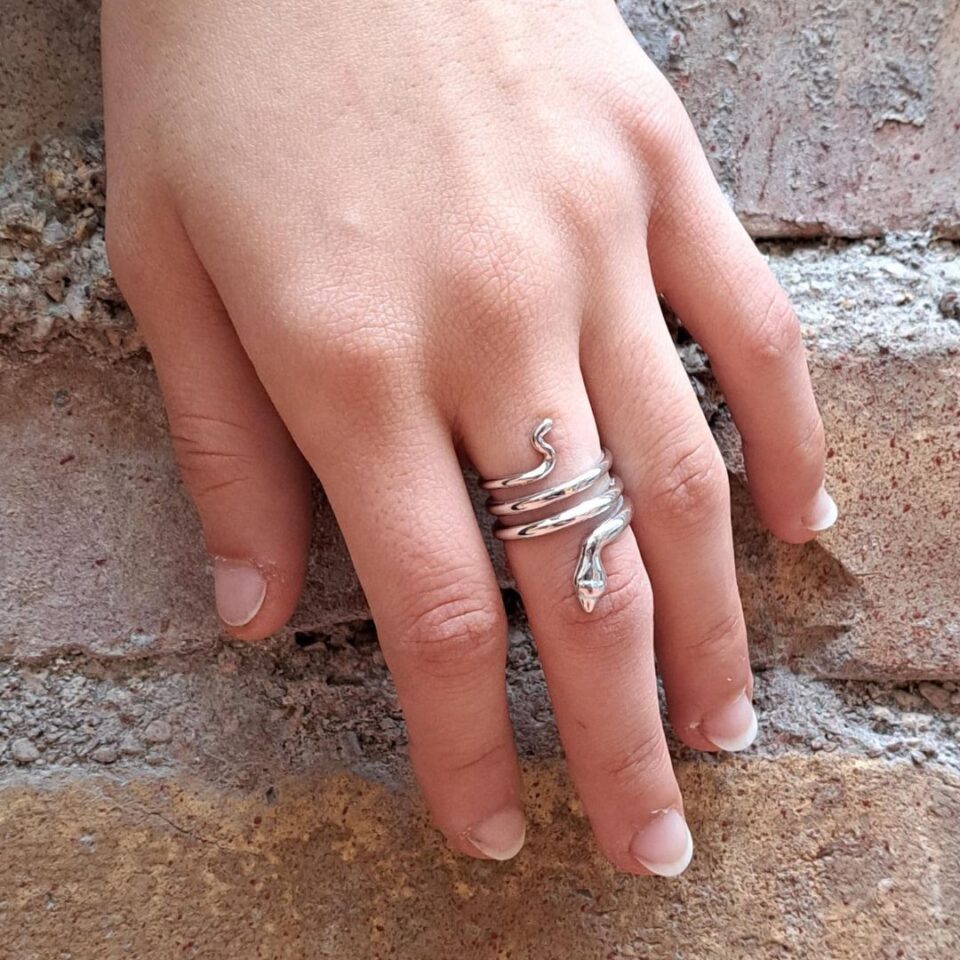anello serpente a spirale in argento rodiato indossato
