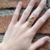 anello serpente a spirale in argento dorato indossato