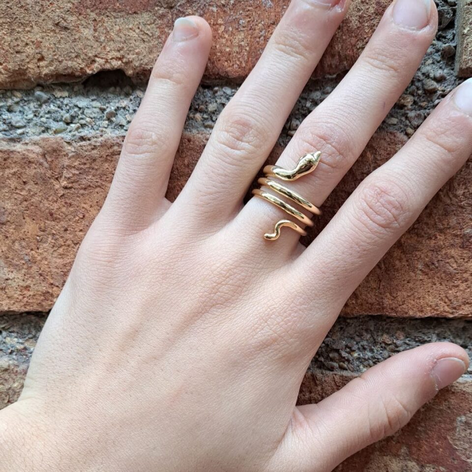 anello serpente a spirale in argento dorato indossato