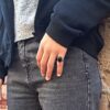 anello in argento puntinato e onice da indossare al mignolo