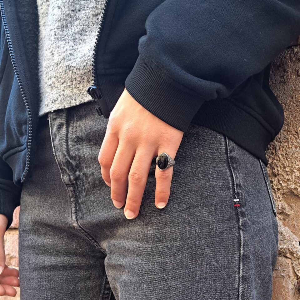 anello in argento puntinato e onice da indossare al mignolo