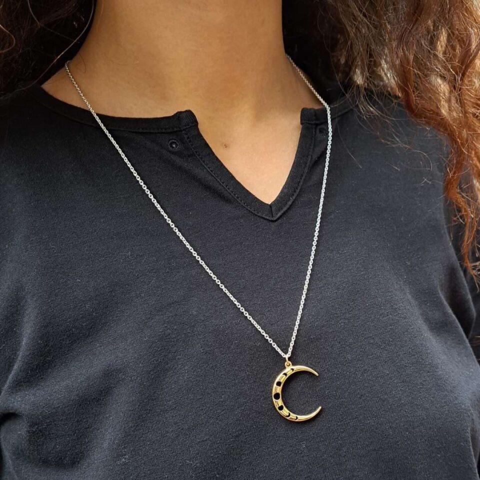 collanina con ciondolo a forma di luna in oro giallo