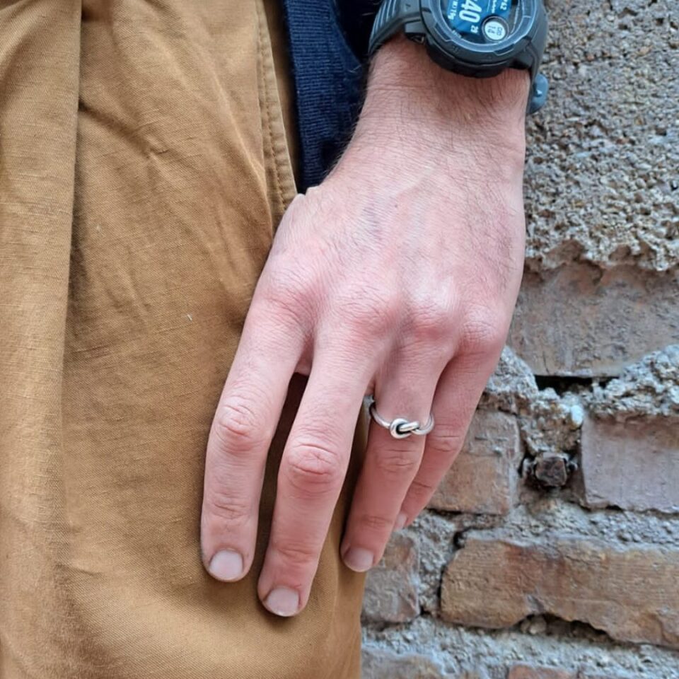 anello nodo da uomo in argento brunito e lucido