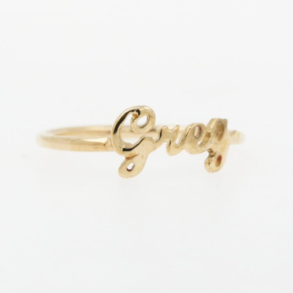 Anello con nome in oro giallo